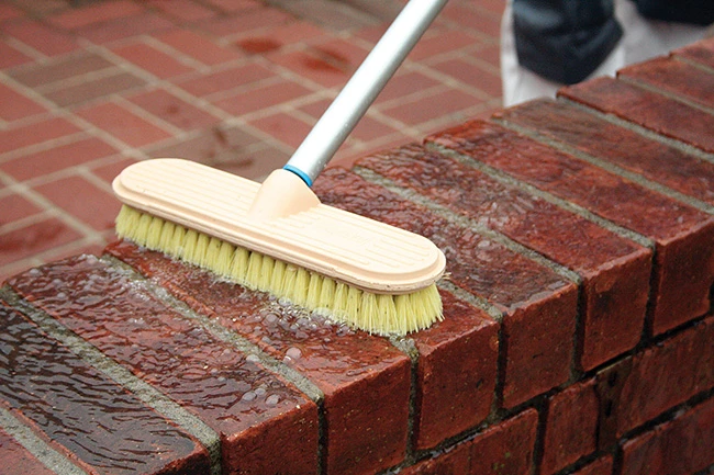 Mr. Longarm Very Stiff Beige Flow-Thru Cleaning Brush - Image 2